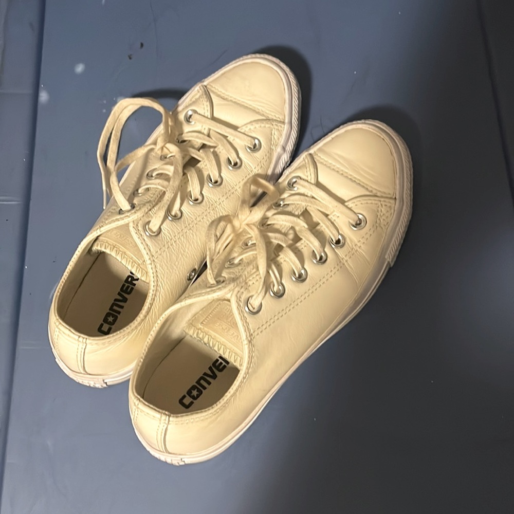 Tennis shoes